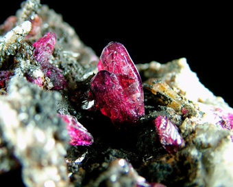 Roselite on Quartz with Goethite - Aghbar Mine (Arhbar Mine), Aghbar, Bou Azzer District (Bou Azer District), Tazenakht, Ouarzazate Province, Dr�a-Tafilalet Region, Morocco